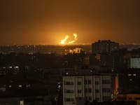 Po izraelskom nálete v južnom pásme Gazy stúpa oheň a dym.