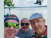 Petr Nárožný mladší s partnerom a otcom 