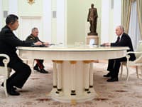 Ruský prezident Vladimir Putin, čínsky minister obrany generál Li Šang-fu a ruský minister obrany Sergej Šojgu