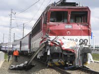 Vlak, ktorý sa zrazil s kamiónom na priecestí