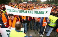 Policajti sa protestným
zhromaždením domáhali
lepších podmienok.