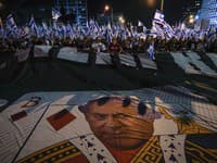 Demonštranti držia obrovský transparent s podobizňou izraelského premiéra Benjamina Netanjahua počas opätovného protestu proti reforme súdnictva v Tel Avive