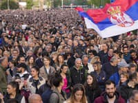 Davy ľudí sa vybrali do ulíc po streľbách v Srbsku