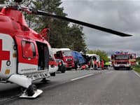 Tragická nehoda na diaľnici D2 v spoločnosti stále rezonuje: Pri záchrannej akcii zachraňovali aj vrtuľníky, vyhasol však jede život.