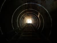 Prenajali si celý hotel, aby ukradli ropu: Bizarný plán týchto mužov vám vyrazí dych! Vážne TOTO urobili?