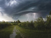 Intenzívne búrky môžu opäť ohroziť Banskobystrický kraj, platia výstrahy