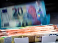 Poslanci schválili ústavné právo na platbu v hotovosti