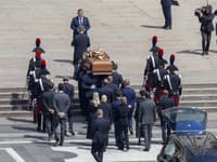 V milánskej katedrále Narodenia Panny Márie sa začal štátny pohreb bývalého talianskeho premiéra Silvia Berlusconiho.