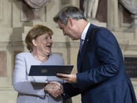 Angele Merkelovej ocenenie odovzdal predseda krajinskej vlády Bavorska Markus Söder