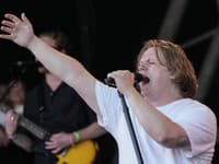 Lewis Capaldi bojuje s vážnou chorobou: ZÁCHVAT priamo na pódiu… Zachraňovať ho museli fanúšikovia!