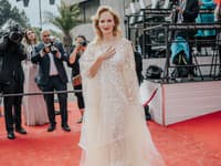 Herečka Geislerová v Karlových Varoch vyrážala dych: Predviedla SVETOVÝ UNIKÁT… Róba z PIVA!