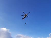 Horskí aj leteckí záchranári v sobotu ráno pomáhali Poliakom vo Vysokých Tatrách.