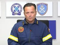 Šéf hasičského zboru Yiannis Artophios hovorí v televíznom rozhovore o príčinách lesných požiarov