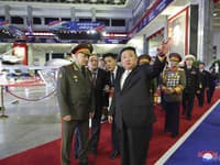 Kim Čong-un vpredu vpravo a ruský minister obrany Sergej Šojgu