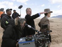 Christopher Nolan počas natáčania filmu Oppenheimer


