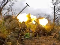 Ruská húfnica strieľa smerom k ukrajinským pozíciám na presne neurčenom mieste