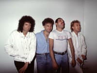 John Deacon (druhý zľava) s kapelou Queen
