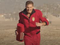 David Hasselhoff v reklame pre SodaStream zachraňuje korytnačky na pláži. 