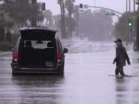Tropická búrka Hilary v Los Angeles