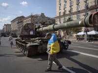 Ukrajina vystavila v centre Kyjeva zničené ruské tanky 