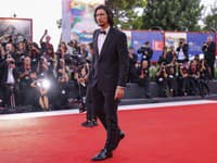 Adam Driver počas premiéry filmu Ferrari