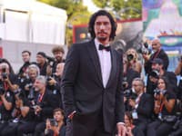 Adam Driver počas premiéry filmu Ferrari