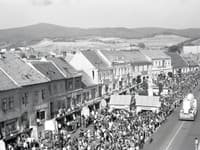 Vinobranie v západoslovenskom meste. Spoznávate, v ktorom? Rok 1978.