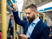 Používate slúchadlá celé hodiny? V UŠIACH sa vám deje niečo, čo môže skončiť BOLESTIVOU infekciou!