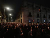 Aktivistky za práva žien držia sviečky počas vigílie za obete diktatúry generála Augusta Pinocheta v predvečer 50. výročia prevratu vedeného Pinochetom