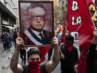 Muž s fotografiou zosnulého čílskeho prezidenta Salvadora Allendeho sa zúčastňuje na pochode pri príležitosti 50. výročia vojenského prevratu pod vedením generála Augusta Pinocheta v Santiagu v Čile