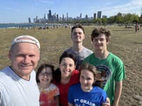 Ľuboš Pástor s manželkou a ich štyrmi deťmi na pláži Fullerton Michiganského jazera v Chicagu. 