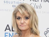 Vyžitá herečka nepozná HANBU: Vyzliekla podprsenku… KOZY na VOĽNOBEH!