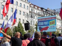 Na Václavskom námestí v Prahe protestujú tisíce ľudí