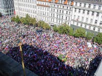 Na Václavskom námestí v Prahe protestujú tisíce ľudí