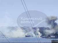 Dym stúpa z budovy veliteľstva ruskej Čiernomorskej flotily v meste Sevastopol