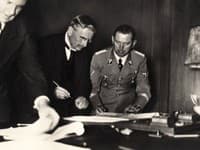 Britský premiér Chamberlain podpisuje Mníchovskú dohodu