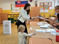 Predseda Progresívneho Slovenska prišiel voliť s rodinou