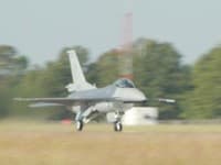 Prvý úspešný let stíhacieho lietadla F-16 Block 70 so slovenským znakom 