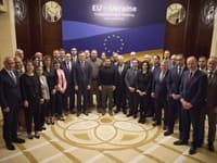 Ukrajinský prezident Volodymyr Zelenskyj (uprostred) spolu s ministrami zahraničných vecí štátov Európskej únie