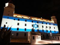 Bratislavský hrad vysvietený vo farbách izraelskej vlajky.