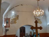 Zemetrasenie zasiahlo aj obec Pakostov, kde poškodilo miestny kostol. 
