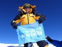 Na vrchole K2 s vlajkou OSN Ženy.