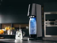 Najnovším prírastkom v rodine SodaStream je E-TERRA s modrým podsvietením. 