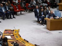 Stály predstaviteľ Izraela pri OSN Gilad Erdan (vpravo) sa prihovára členom Bezpečnostnej rady OSN v sídle OSN v pondelok 16. októbra 2023. Vľavo prvý na stole je palestínsky pozorovateľ pri OSN Rijád Mansúr.