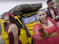 Liza Ehlers, slávna namíbijská speváčka vo videoklipe k skladbe HAPPY, ku ktorému Martina Karny robila styling. 