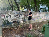 Takto vyzeral pred úpravu ošarpaný múr ihriska