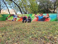 Návrh a realizácia bola v rukách umelca - Martina Kremeňa, ktorému pomáhali Petržalčania – dobrovoľníci