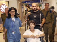 Rukojemníčka Hamasu Jocheved Lifšicová (85) v izraelskej nemocnici v meste Tel Aviv