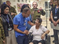 Rukojemníčka Hamasu Jocheved Lifšicová (85) v izraelskej nemocnici v meste Tel Aviv