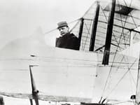 Na snímke Dr. Milan Rastislav Štefánik v lietadle na francúzskom fronte v roku 1915.
